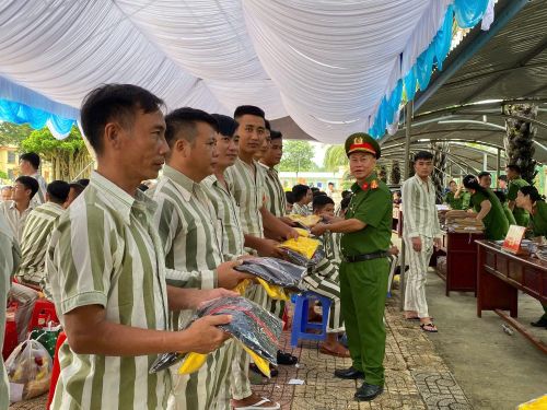  Đại tá Trần Đình Hải, Giám thị Trại giam An Phước tặng quà cho các phạm nhân. 