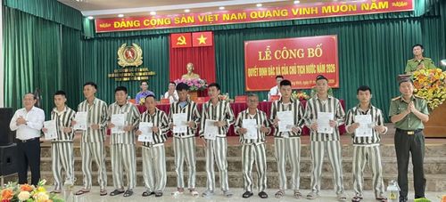  Trao quyết định đặc xá cho các phạm nhân Trại giam Quảng Ninh (Bộ Công an). 