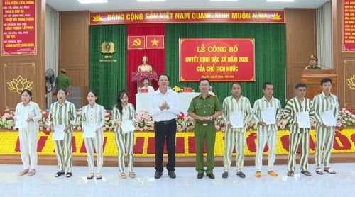  Đại tá Nguyễn Bá Nam, Giám thị Trại giam Tống Lê Chân trao quyết định đặc xá cho các phạm nhân. 