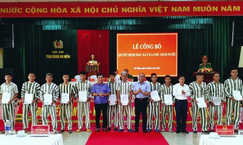 Đại diện Viện Kiểm sát nhân dân TP Đà Nẵng và lãnh đạo 2 xã Thượng Đức, Bến Hiên trao quyết định đặc xá cho các phạm nhân. 