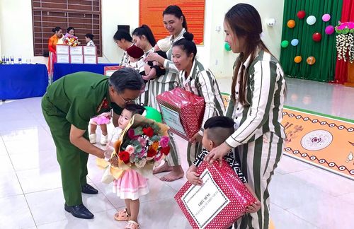  Đại tá Trần Văn Dũng, Giám thị Trại giam Đắk Trung trao quà cho các cháu thiếu nhi tại buổi lễ. 