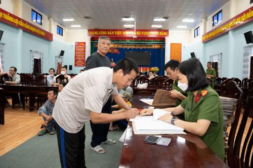  Người được đặc xá hoàn tất thủ tục để trở về. 