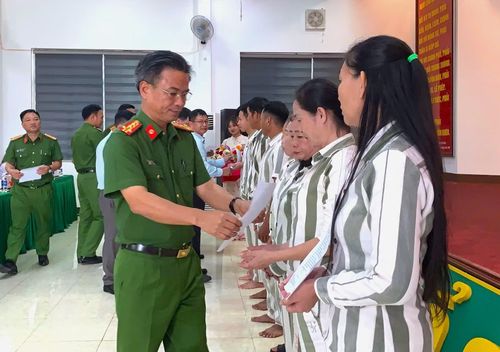  Đại tá Trần Văn Dũng, Giám thị Trại giam Đắk Trung trao chứng nhận đặc xá cho các phạm nhân tại buổi lễ. 
