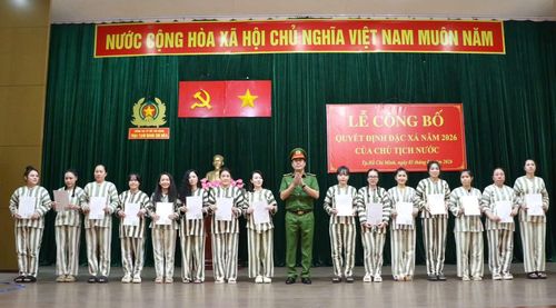  Đại tá Trần Thanh Hiển, Phó Giám đốc Công an TP Hồ Chí Minh, Thủ trưởng Cơ quan Thi hành án hình sự Công an Thành phố trao quyết định đặc xá cho các phạm nhân. 