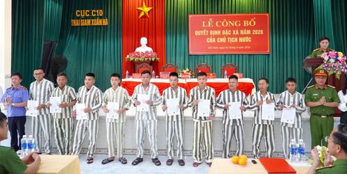  Trao giấy chứng nhận đặc xá cho các phạm nhân tại Trại giam Xuân Hà. 