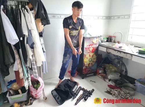 Ngô Hoàng Hậu cùng tang vật.
