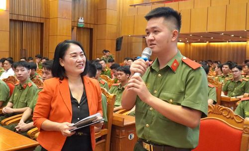 Nhà báo Tạ Bích Loan tương tác với học viên tại buổi tập huấn công tác truyền thông trên không gian mạng trong CAND.