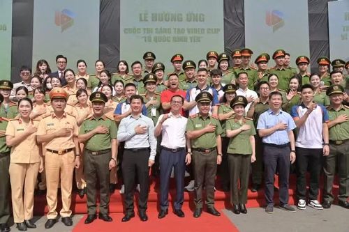 Lãnh đạo, CBCS Công an Hà Nội và các nghệ sỹ tại buổi phát động Cuộc thi sáng tạo video "Tổ quốc bình yên".