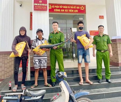 Công an xã Tiên Lục, tỉnh Bắc Ninh và "chiến dịch" thu ống pô nhận được sự hưởng ứng của thanh thiếu niên trên địa bàn.