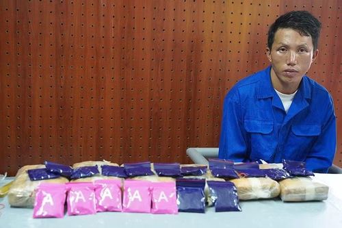 Đối tượng Lý A Dơ cùng tang vật.