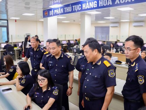 Cục trưởng Cục Hải quan Nguyễn Văn Thọ trực tiếp kiểm tra trong ngày đầu thực hiện thông quan tập trung.