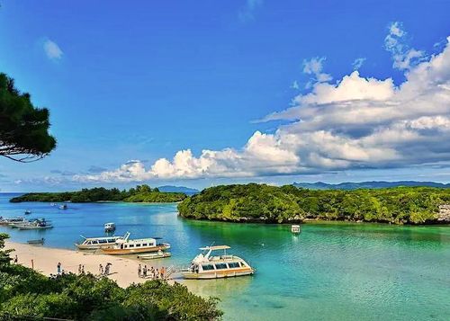 Được bao quanh bởi làn nước màu ngọc lam trong vắt và những bãi cát trắng mịn, Okinawa - viên ngọc quý phía Nam Nhật Bản - mang lại một lát cắt của thiên đường nhiệt đới không giống bất cứ nơi nào khác trong cả nước. Ảnh: gofindorient