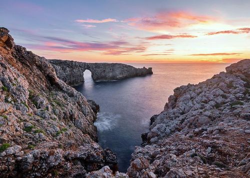 "Menorca đón ánh mặt trời đầu tiên trên toàn Tây Ban Nha nhờ vị trí địa lý ở phía Đông. Đây là nơi lý tưởng để ngắm bình minh và hoàng hôn" - bà Laura Ruiz Mercadal, Giám đốc Du lịch của đảo Menorca cho biết. Ảnh: euronews