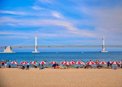 Bãi biển Gwangalli với tầm nhìn tuyệt đẹp ra một trong những địa danh mang tính biểu tượng nhất của Busan là cầu Gwangan (tiếng Hàn Quốc nghĩa là cầu Kim cương). Ảnh: Visit Busan