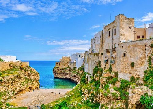 Puglia mang lại trải nghiệm ít đông đúc hơn về lối sống "La Dolce Vita" ("cuộc sống tươi đẹp" hàm chứa phong cách sống hết mình với hiện tại) độc đáo - chính là trải nghiệm Italy mà nhiều khách du lịch hướng tới hiện nay. Ảnh: goaheadtours