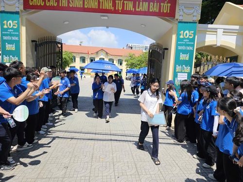 Những thí sinh đầu tiên rời phòng thi trong sự cổ vũ của tình nguyện viên. Ảnh: Tuệ Nhi