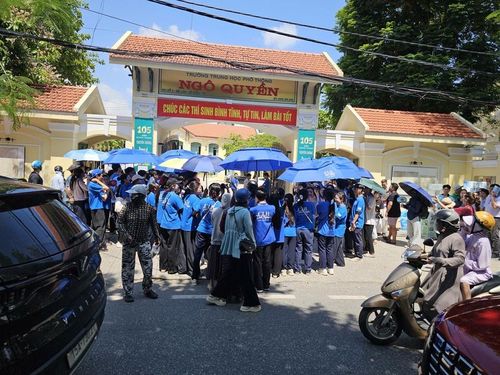Lực lượng tình nguyện viên tại điểm thi trường THPT Ngô Quyền. Ảnh: Tuệ Nhi