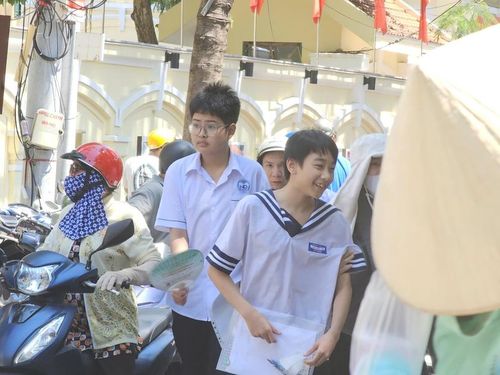Nụ cười rạng rỡ khi làm tốt bài thi. Ảnh: Tuệ Nhi