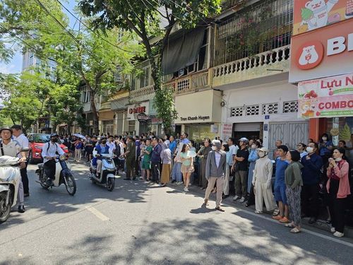 Bất chấp nắng nóng, các phụ huynh vẫn kiên nhẫn chờ đón con em mình. Ảnh: Tuệ Nhi
