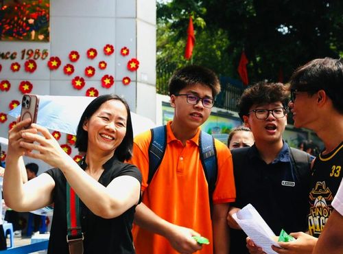 Nụ cười nhẹ nhõm của một phụ huynh Hà Nội khi cùng con chụp ảnh ngay sau môn thi cuối cùng trong kỳ thi vào lớp 10. Ảnh: Thiên Ân
