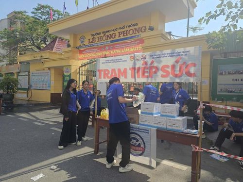 Tình nguyện viên vẫn luôn đồng hành cùng các thí sinh. Ảnh: Tuệ Nhi