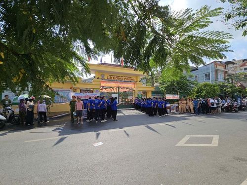Chờ đón các thí sinh tại điểm thi trường Lê Hồng Phong. Ảnh: Tuệ Nhi