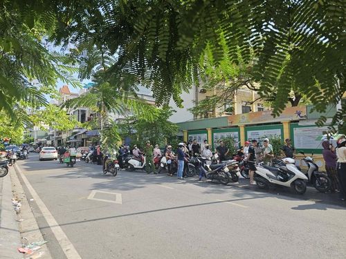 Phụ huynh bất chấp nắng nóng đợi đón các thí sinh. Ảnh: Tuệ Nhi