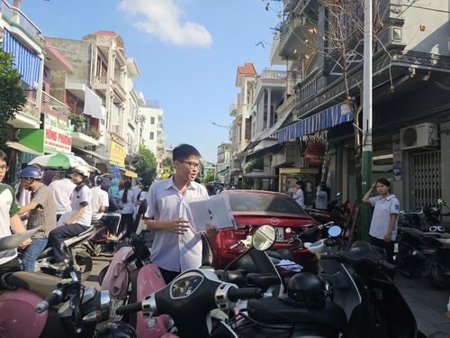 Thí sinh tự tin thông báo đã làm bài thi tốt với phụ huynh. Ảnh: Tuệ Nhi