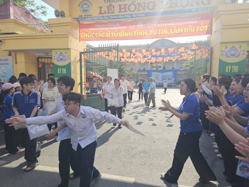Thí sinh không giấu được niềm vui khi làm tốt bài thi của mình. Ảnh: Tuệ Nhi