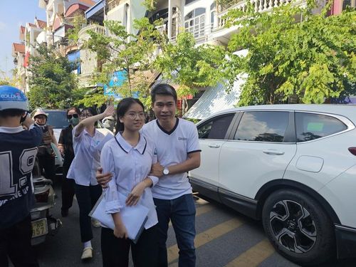 Niềm vui của phụ huynh khi con em làm tốt bài thi. Tuệ Nhi