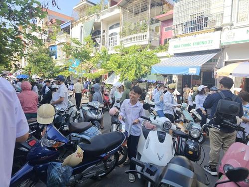 Thí sinh bé nhỏ này len lỏi tìm mẹ để thông báo tin vui làm bài tốt. Ảnh: Tuệ Nhi
