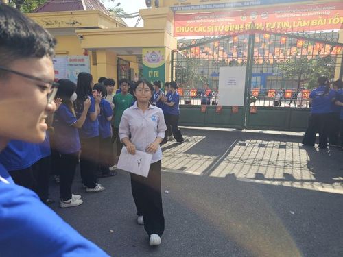 Thí sinh đầu tiên rời khỏi phòng thi. Ảnh: Tuệ Nhi