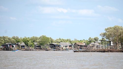 Cư dân vùng sạt lở, nhất là tại các cửa sông, cửa biển cần được di dời, nhằm đảm bảo an toàn, ổn định cuộc sống.