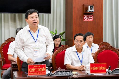 Giám đốc Sở GD&ĐT tỉnh Cà Mau Nguyễn Văn Nguyên báo cáo về công tác chuẩn bị cho Kỳ thi tốt nghiệp THPT năm 2026 tại địa phương.