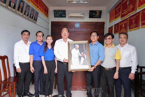 Đồng chí Nguyễn Hồ Hải, Bí thư Tỉnh ủy trao tặng Ban lãnh đạo Nhà Thiếu nhi tỉnh bức ảnh Bác Hồ với thiếu nhi.