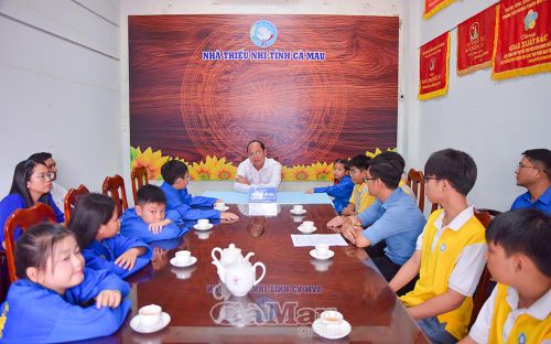 Bí thư Tỉnh ủy Nguyễn Hồ Hải ân cần thăm hỏi về điều kiện học tập, sở thích và ước mơ của các em thiếu nhi cũng như động viên, khích lệ các em chăm ngoan, học giỏi.