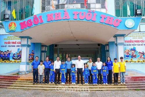 Đoàn công tác chụp ảnh lưu niệm cùng cán bộ, giáo viên và các em thiếu nhi đang sinh hoạt tại Nhà Thiếu nhi tỉnh.