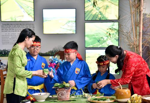 Các em hào hứng tham gia làm bánh dân gian từ gạo tại không gian trải nghiệm của Bảo tàng Lúa nước.