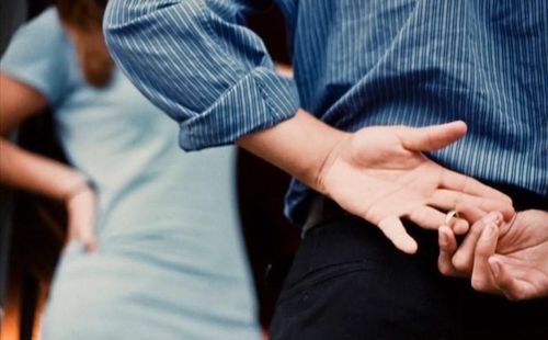 Đàn ông sống ích kỷ, chỉ nghĩ cho bản thân lại dễ bị cám dỗ dẫn lối. Ảnh minh họa