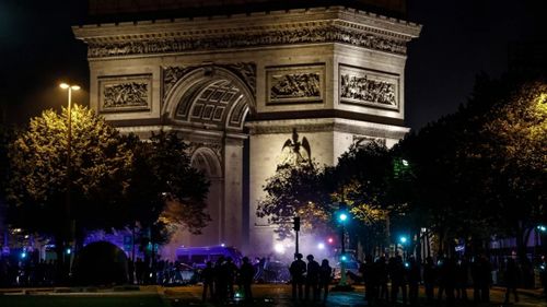 Những người hâm mộ Paris Saint-Germain hân hoan tràn ra đường phố Paris, một số người đã đụng độ với cảnh sát.