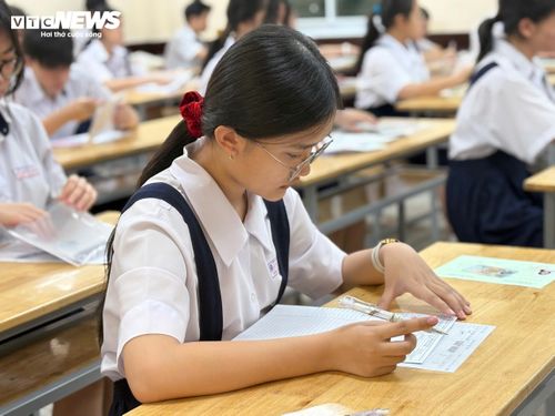 Thí sinh tại TP.HCM bước vào môn thi Ngữ văn.