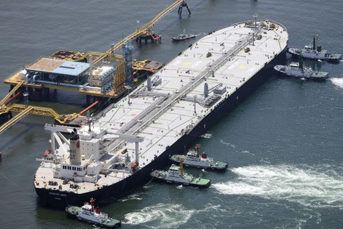 Tàu chở dầu thô "Idemitsu Maru" của Nhật Bản, sau khi đi qua eo biển Hormuz hồi tháng 4, đã cập cảng Chita, miền trung Nhật Bản. (Ảnh: AP)