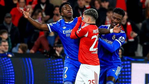 Cầu thủ che miệng trong tình huống đối đầu sẽ nhận thẻ đỏ. (Nguồn: ESPN)
