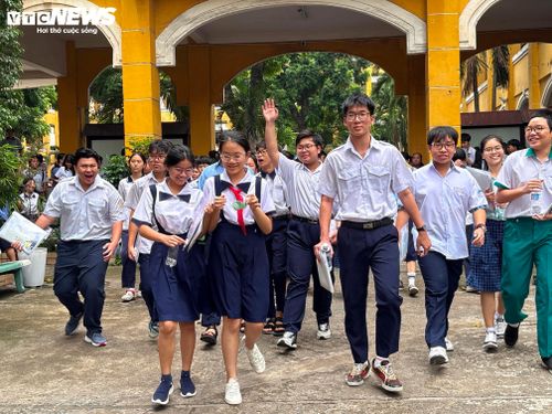 Thí sinh hoàn thành môn thi Ngữ văn tại điểm thi Trường THPT Trưng Vương, phường Sài Gòn.