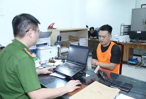 Cơ quan Cảnh sát điều tra Công an tỉnh Bắc Ninh làm việc với đối tượng trong đường dây phát sóng trái phép các giải thể thao có bản quyền. Ảnh: Công an cung cấp