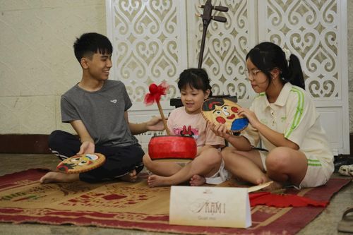 Các em nhỏ trải nghiệm tại không gian “Hội sân đình”. Ảnh: BTC