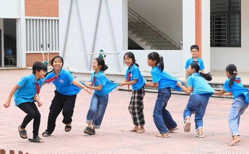 Hoạt động vui chơi giữa giờ của học sinh Trường Tiểu học Đồng Tân (xã Ứng Hòa). Ảnh: Quang Thái