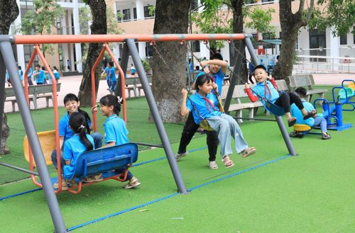 Hoạt động vui chơi giữa giờ của học sinh Trường Tiểu học Đồng Tân (xã Ứng Hòa). Ảnh: Quang Thái