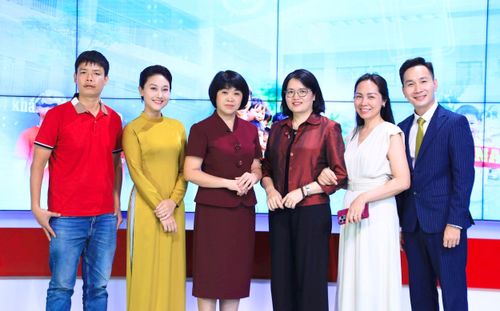 Các khách mời và ê-kíp thực hiện chương trình chụp ảnh lưu niệm. Ảnh: Quang Thái