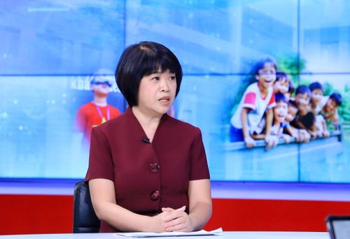 Bà Phạm Thị Phúc, Hiệu trưởng Trường Tiểu học Nam Thành Công trao đổi tại chương trình. Ảnh: Quang Thái
